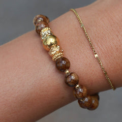Armband mit goldener Kugel und braunem Stein
