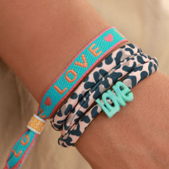 Pulsera tejida «love» verde y naranja