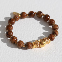 Armband mit goldener Kugel und braunem Stein