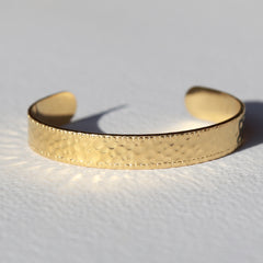 Armreif aus gehämmertem Gold