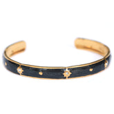 Brazalete dorado con estrellas negras