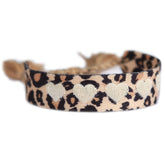 Pulsera tejida con corazón de leopardo