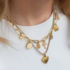 Strand-Anhänger mit goldenen Gliederketten