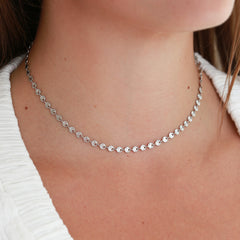 Collar de plata con flores