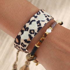 Pulsera tejida con corazón de leopardo