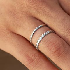 Anillo de plata línea de puntos