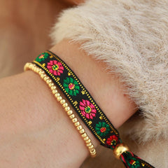Pulsera tejida flor negra