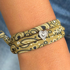 Bracelet style bandana vert olive avec cœur argenté