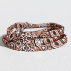 Bracelet marron style bandana avec cœur en argent