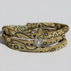 Bracelet style bandana vert olive avec cœur argenté