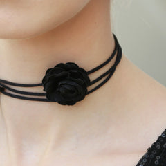 Gargantilla flor negra