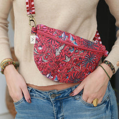 Bolso bandolera con flores rojas
