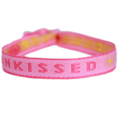 Pulsera tejida besada por el sol