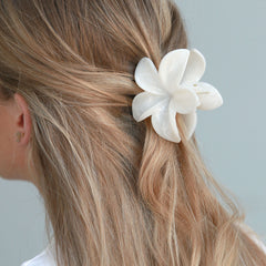 Pinza para el pelo con forma de flor color crema pastel