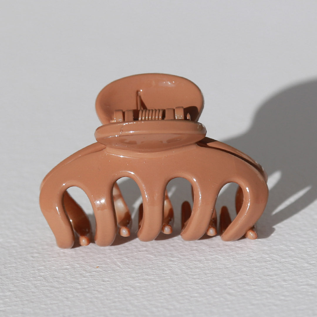 Agarre de pinza para el pelo marrón