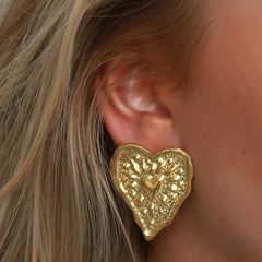 Pendientes de corazón llamativos de oro
