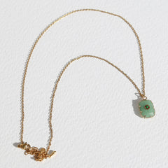 Goldene Halskette mit Jade Element
