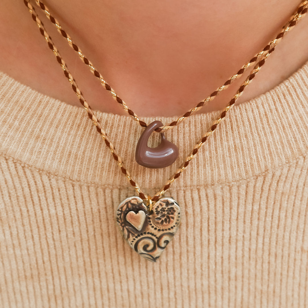 Collar de corazón de bronce