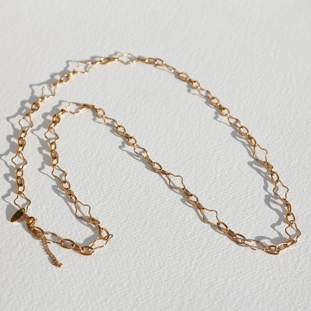 Long collier trèfle en or