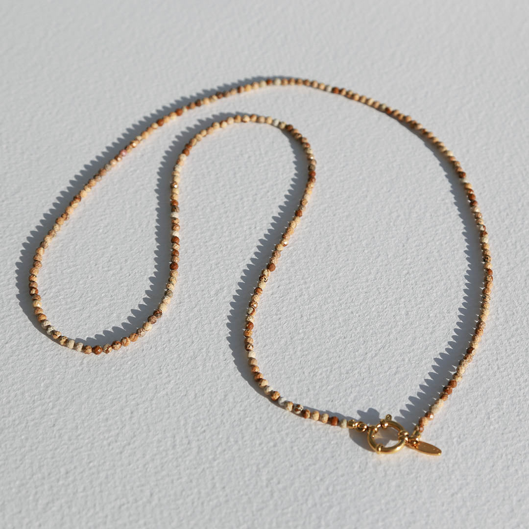 Long collier en jaspe facetté