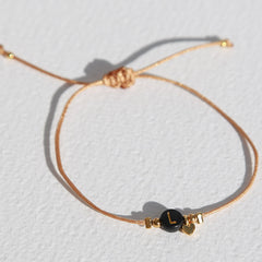 Individuell gestaltetes Initialenarmband schwarz