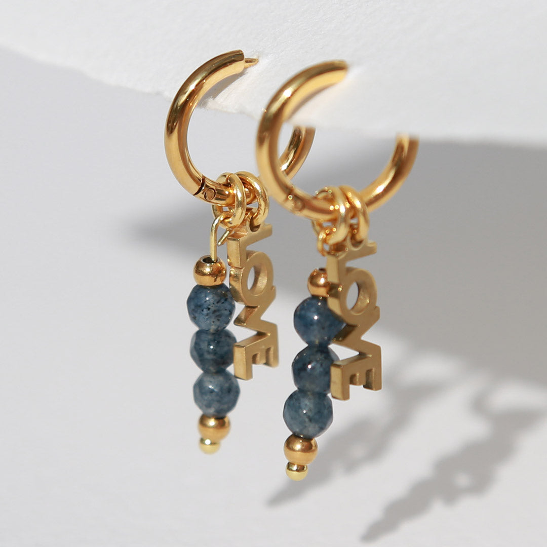 Goldene Ohrringe facettiert Liebe blau