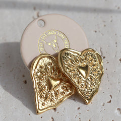 Pendientes de corazón llamativos de oro