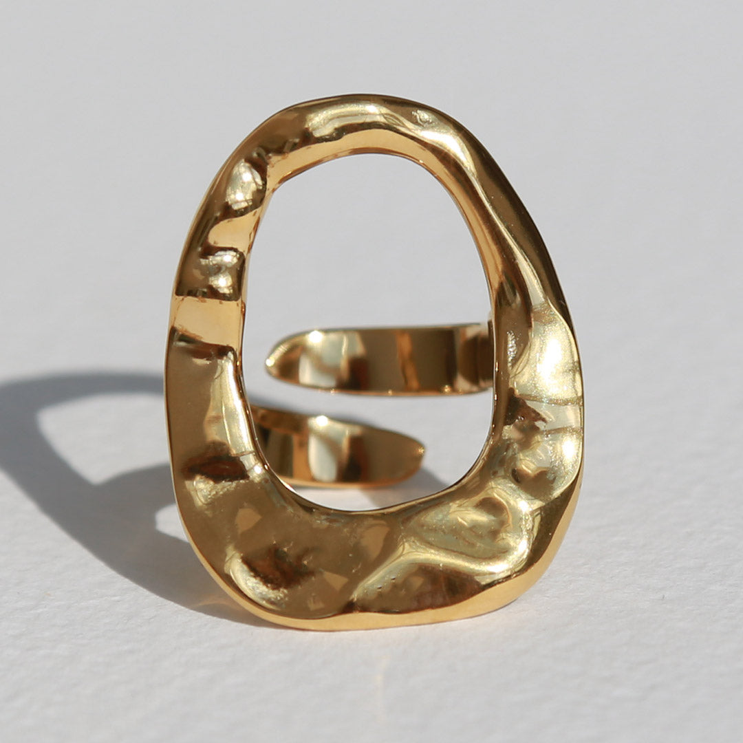 Goldener ring organisches statement