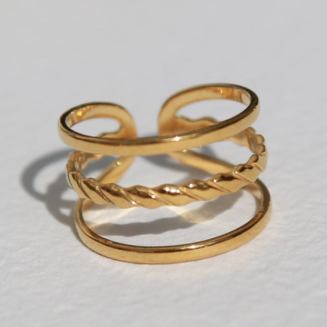 Gouden ring twisted line