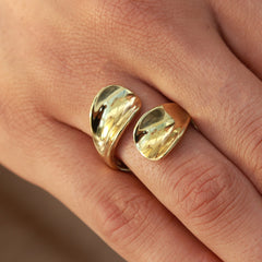 Abrazo de anillo de oro