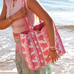 Umhängetasche mit Blockdruck in rosa/weiß
