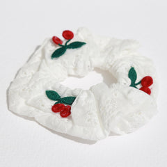 Scrunchie wit broderie kersje
