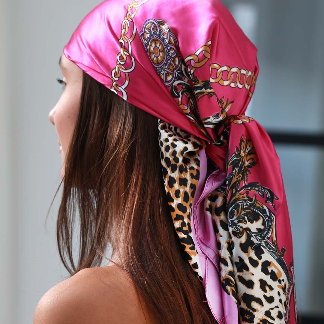 Satijnen bandana sjaal leo chain hot pink