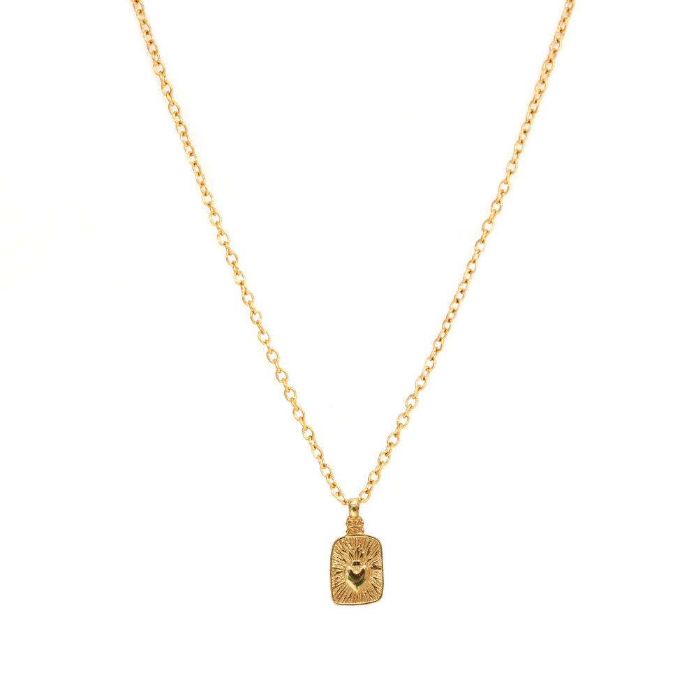 Collar de oro con corazón en llamas