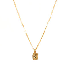Collar de oro con corazón en llamas