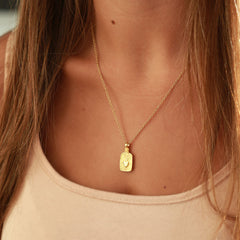 Collar de oro con corazón en llamas