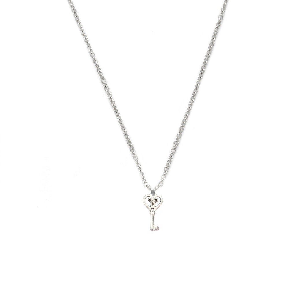 Collar de plata con llave de corazón